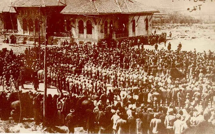Ankara’da kiremit çatılı tek katlı bir binanın önünde toplanmış büyük bir kalabalık.