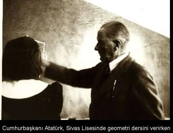 Profilde, takım elbiseli Atatürk, sırtı dönük bir öğrencinin önündeki yüzeye uzanıyor. Taramanın altında basılı bir alt yazı ve siyah bantlar var.